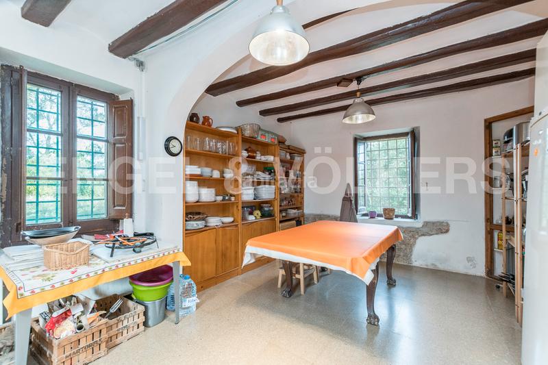 Foto f85d8f79-cf72-4bad-a853-04f83d16f078. Edifici a Castellví de Rosanes