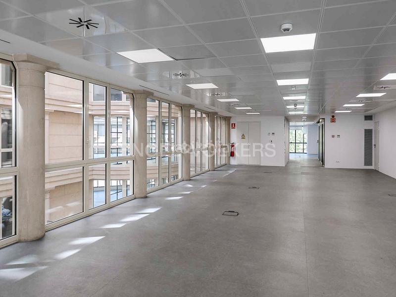 Foto ba250535-19d5-495d-986a-ae197a922f98. Lloguer oficina amb aparcament a Fort Pienc Barcelona