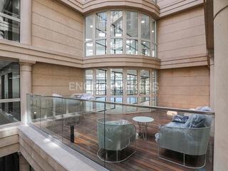 Rent Office space in Fort Pienc. Oficina con terraza interior frente al auditorio