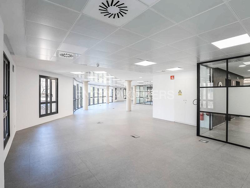 Foto 2b83396e-f56a-4e5e-82cc-5cd66e377c63. Lloguer oficina amb aparcament a Fort Pienc Barcelona