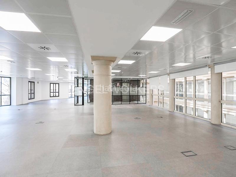 Foto db9c237a-e2eb-4f0b-9d0f-222e92f619a9. Lloguer oficina amb aparcament a Fort Pienc Barcelona