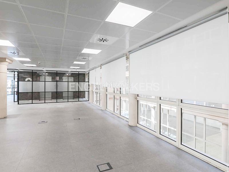 Foto b9eb59de-cbf4-4578-ad32-a449172eccfe. Miete büro mit parking in Fort Pienc Barcelona