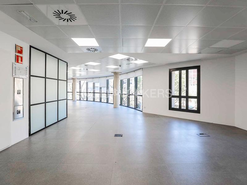 Foto bc84d522-a458-4ca1-84b2-ab8dbf271bda. Miete büro mit parking in Fort Pienc Barcelona