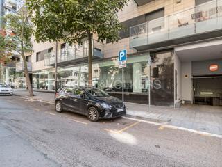 Lloguer Local Comercial a Barri de les Corts. Estupendo local comercial en les corts