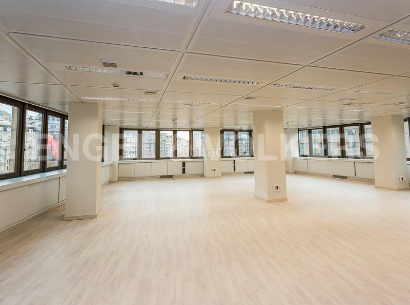 Foto f7ffa8ad-2d0c-43bb-8005-c4dc1de5b8fb. Rent office space with parking in Barri de les Corts Barcelona