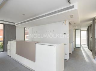 Lloguer Oficina a Tres Torres. Edificio corporativo en zona alta de barcelona