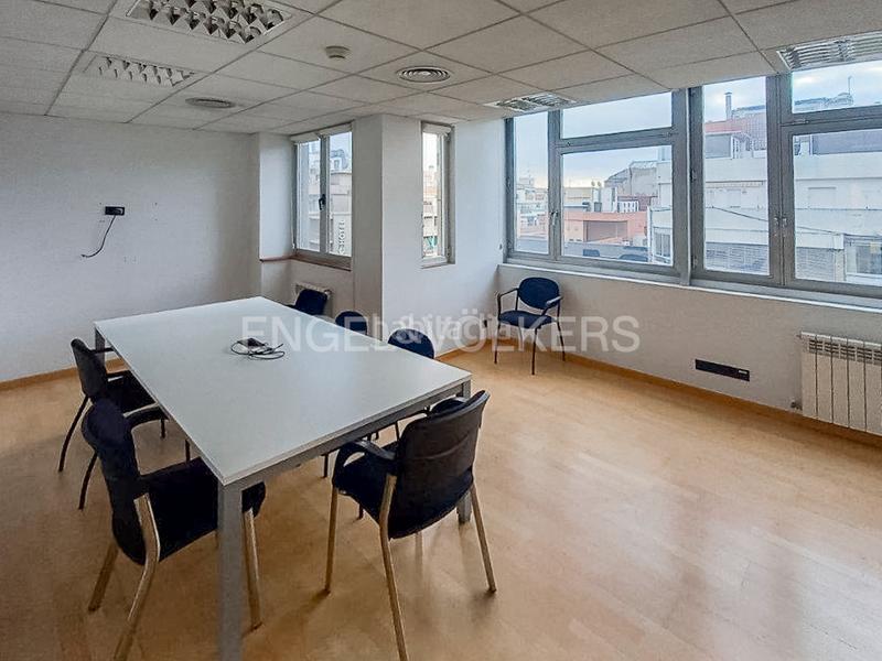 Foto 6e0ddaae-1657-4eab-8303-23686d588afb. Alquiler oficina amueblada en via augusta con aribau en Barcelona