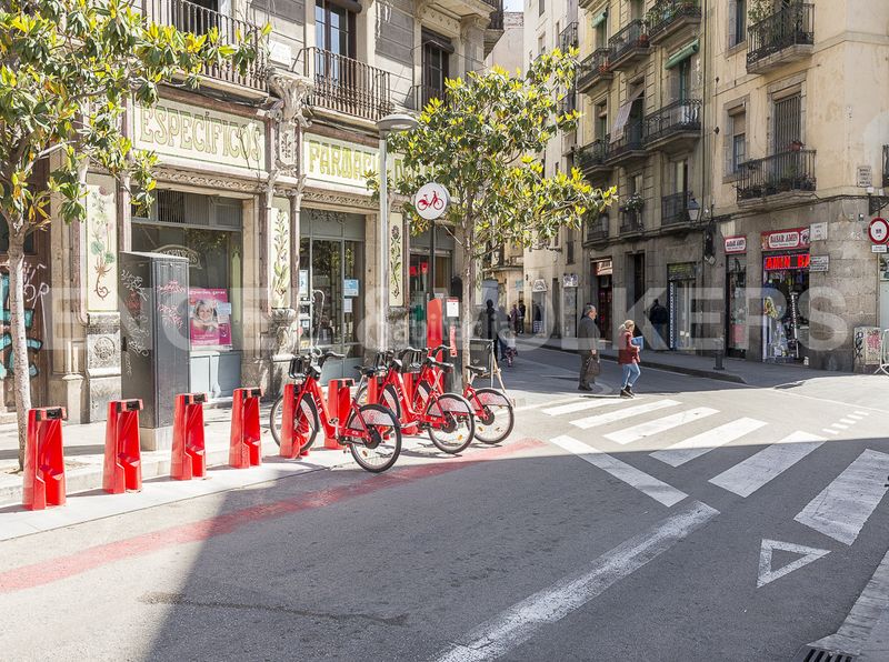 Foto b42d9635-d66a-42e1-9c24-47b0363158cd. Local comercial a El Camp de l´Arpa del Clot Barcelona