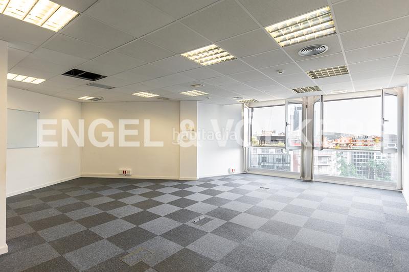 Foto c2a9337a-69c0-4b4a-a926-653c94185f09. Alquiler oficina gran oficina muy luminosa con terraza cerca turó parc en Barcelona