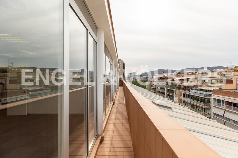 Foto c98efd25-3e0c-4621-840c-4e2af138aaf6. Alquiler oficina gran oficina muy luminosa con terraza cerca turó parc en Barcelona