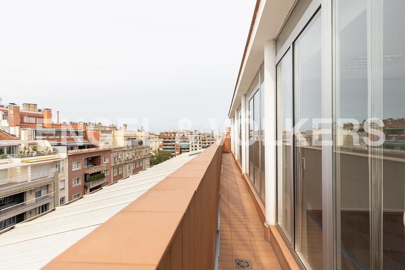 Foto cf36beb3-dd9f-4f00-8a5a-f022af9d2c2e. Alquiler oficina gran oficina muy luminosa con terraza cerca turó parc en Barcelona