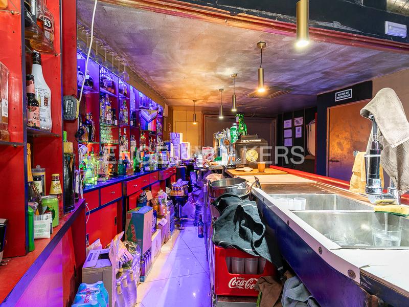 Foto b28f70df-277e-4488-84da-cc11c2c318ab. Alquiler local comercial local en traspaso en eixample en Barcelona