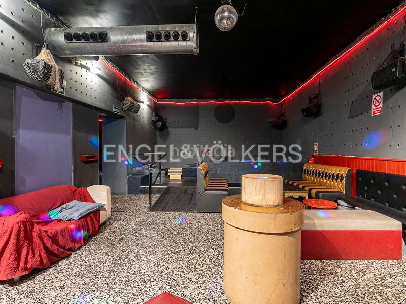 Foto fdd6488e-dc7d-4cbd-8829-5ea812b61183. Alquiler local comercial local en traspaso en eixample en Barcelona
