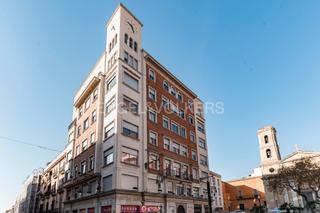 Rent Business premise in Barris Marítims. Local comercial de grandes dimensiones