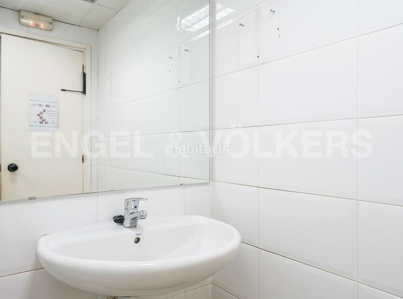 Foto afbe5647-25f6-46db-b191-cb31ce1b32eb. Alquiler local comercial exclusivo local en calle aragón en Barcelona