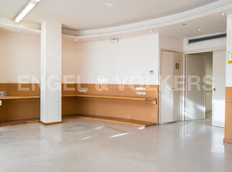 Foto d6be8b79-fe2e-4697-acb4-cee306a9f333. Alquiler local comercial exclusivo local en calle aragón en Barcelona