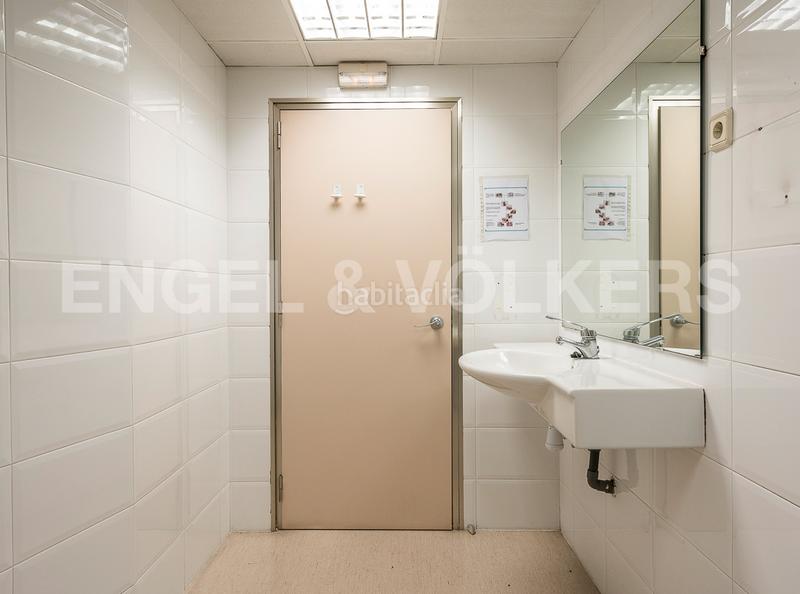 Foto e198b5e7-7bf7-4938-9b6c-445736050771. Alquiler local comercial exclusivo local en calle aragón en Barcelona