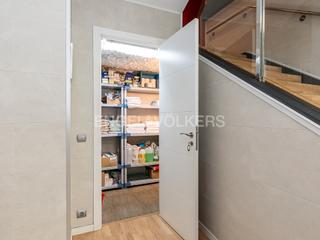 Business premise in Barri de les Corts. Excelente inversion de 1 local y 2 pisos en el centro de les cor