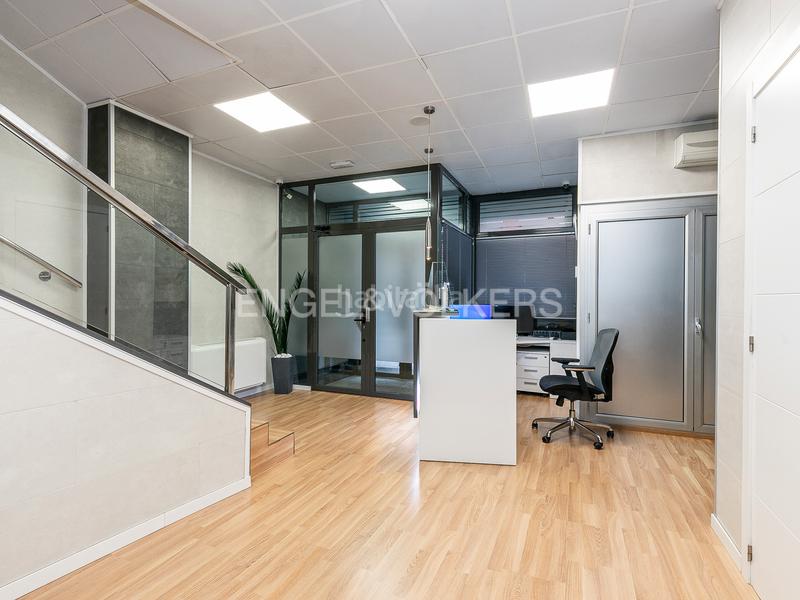 Foto aa7f3bae-0688-4103-900e-b9f74e0a180a. Local comercial excelente inversion de 1 local y 2 pisos en el centro de les corts en Barcelona