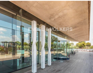 Rent Office space in Zona Franca - Port. Planta baja en edificio de oficinas en parque logistico zona fra