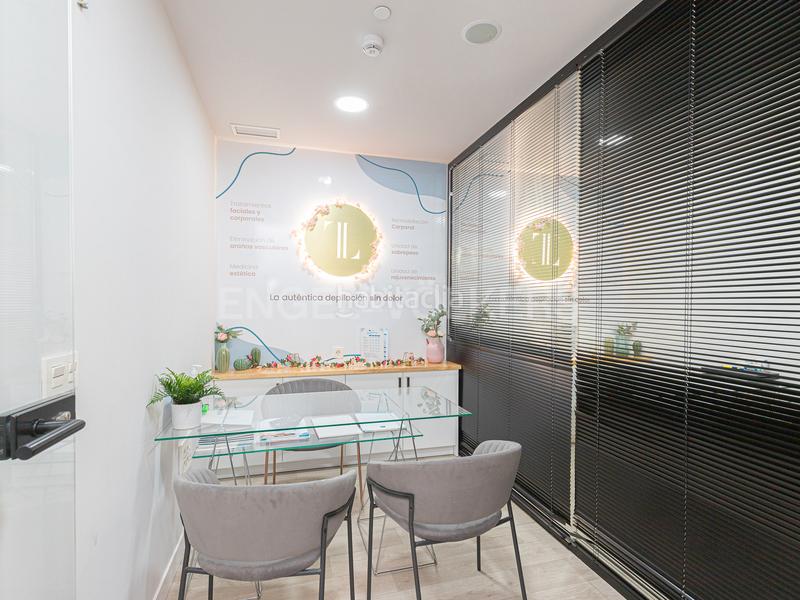 Foto 0e4eb69c-feec-4fb8-8efb-28dc431a7672. Alquiler local comercial clínica estética en centro comercial de sant andreu en Barcelona