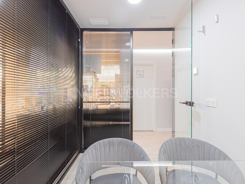 Foto a2ab3507-0d93-4a7e-95eb-eaf641fccf5f. Alquiler local comercial clínica estética en centro comercial de sant andreu en Barcelona