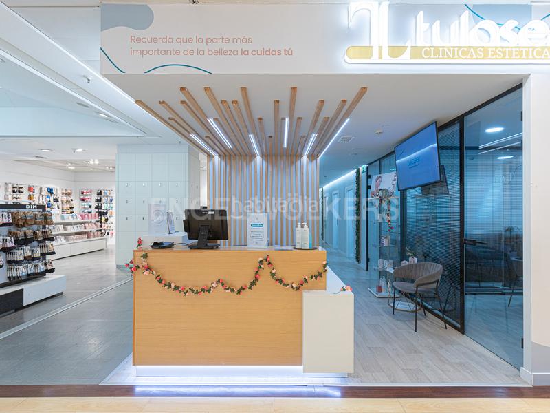 Foto b4387342-eda0-4ae0-b0ea-746f454494e8. Alquiler local comercial clínica estética en centro comercial de sant andreu en Barcelona