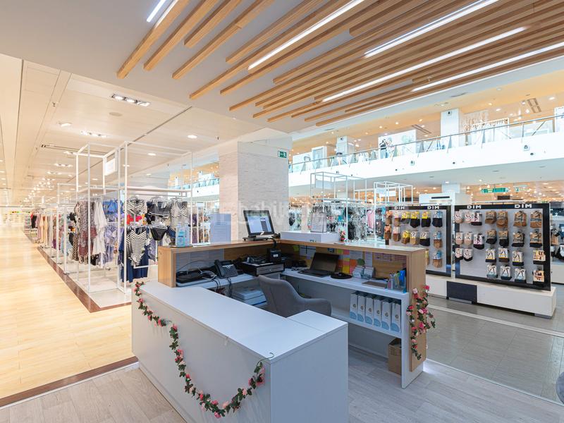 Foto f12cca9b-ba5a-403f-b061-36808d56386e. Alquiler local comercial clínica estética en centro comercial de sant andreu en Barcelona