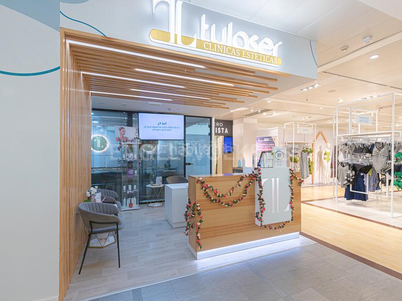 Foto fb484a25-9833-4a43-9918-101ce6d7f58e. Alquiler local comercial clínica estética en centro comercial de sant andreu en Barcelona