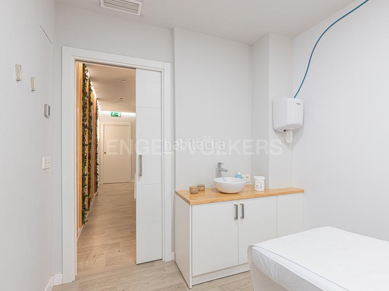 Foto af204321-1164-4c3b-aee1-2fad442b5493. Location local commercial dans Porta Barcelona