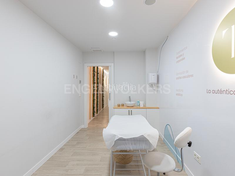 Foto c6153dad-56d0-4125-b105-fd5067fcc5b6. Location local commercial dans Porta Barcelona