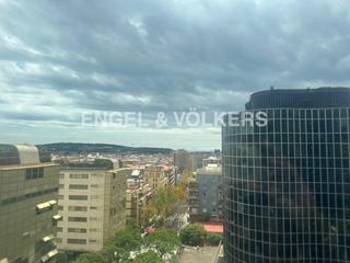 Rent Office space in Barri de les Corts. Oficina en planta alta de edificio trade en frente de avinguda d