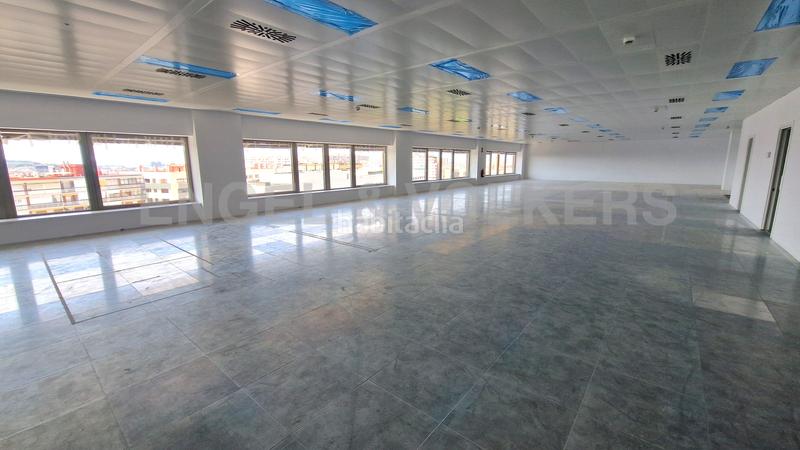 Foto 3ab74dce-dce6-457b-bc4b-b80d0dc3ba5e. Alquiler oficina s en diagonal reformadas en edificio moderno en Barcelona