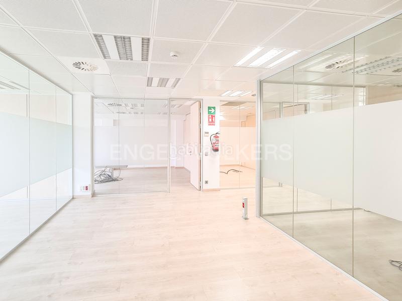 Foto 04bfb88b-18b7-4cc1-b18b-9033f7b5a92f. Alquiler oficina luminosa oficina de 400m en eixample en Barcelona
