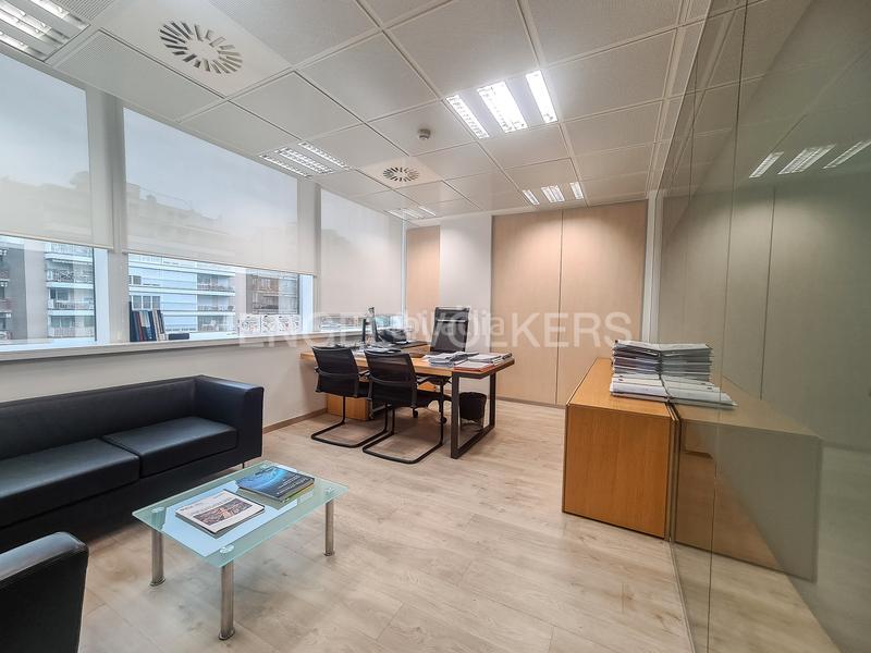 Foto ca23f983-0b90-48ae-bd6a-079ea04d46fc. Rent office space with parking in La Nova Esquerra de l´Eixample Barcelona