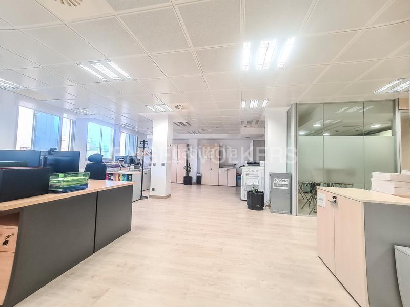 Foto cdd14947-7cff-47ed-ae4c-289a6218b1d9. Rent office space with parking in La Nova Esquerra de l´Eixample Barcelona