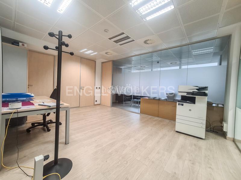Foto eeba714c-7438-44ff-ac51-bc9a6c5336f2. Rent office space with parking in La Nova Esquerra de l´Eixample Barcelona