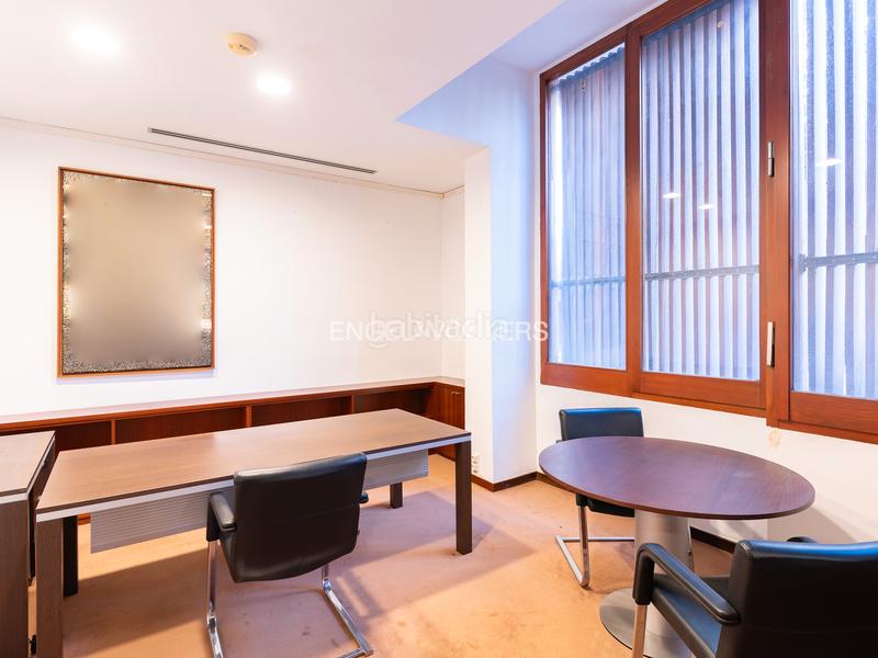 Foto 1f6649b5-5a39-4c09-a854-7009363c58e7. Oficina gran oficina con showroom en la zona alta en Barcelona
