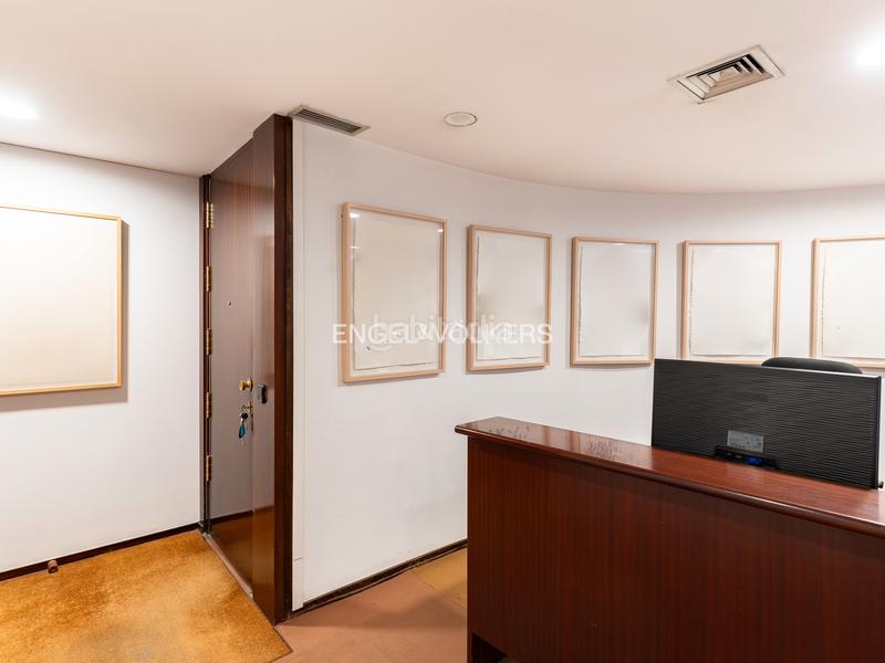 Foto 2acb6c30-1bc5-4dfc-8706-8eb5bbb5f703. Oficina gran oficina con showroom en la zona alta en Barcelona