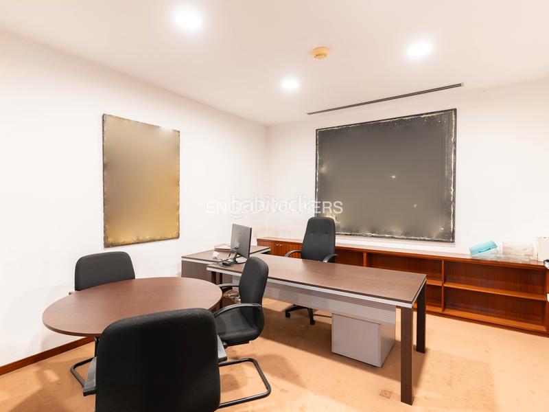 Foto 2d0ecd8a-3888-401a-9d7f-e6ceb7c25c89. Oficina gran oficina con showroom en la zona alta en Barcelona