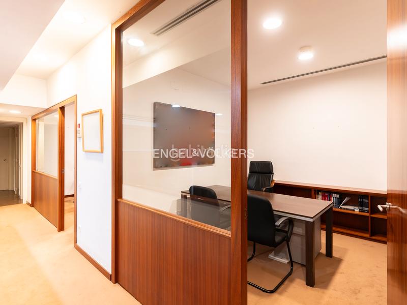 Foto 34655452-7bc3-46f7-98e4-b6d4c5b8e1a0. Oficina gran oficina con showroom en la zona alta en Barcelona