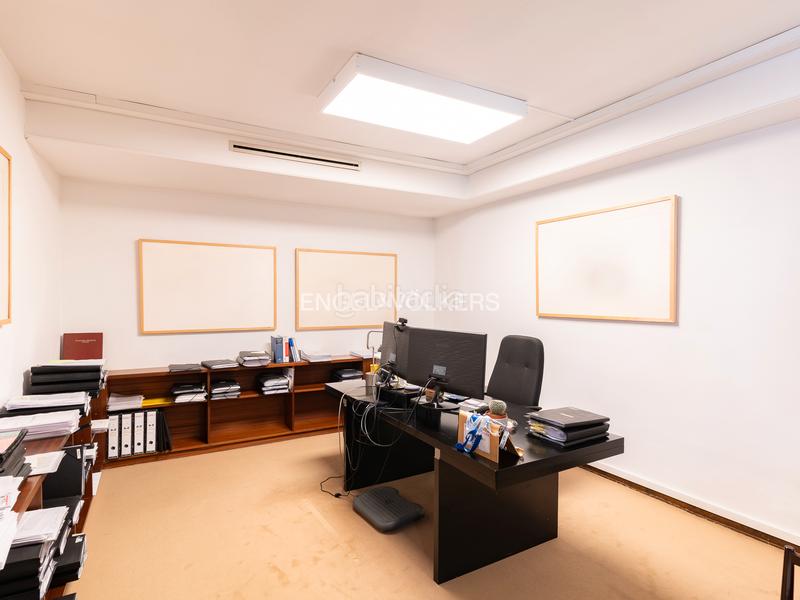 Foto 37c35261-a274-4a87-b2f0-5f25b4a4a5fe. Oficina gran oficina con showroom en la zona alta en Barcelona