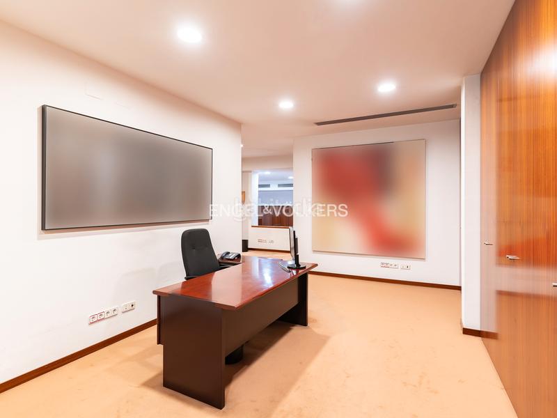 Foto 4f02a414-dac8-4e7e-b23d-91638b1975c5. Oficina gran oficina con showroom en la zona alta en Barcelona