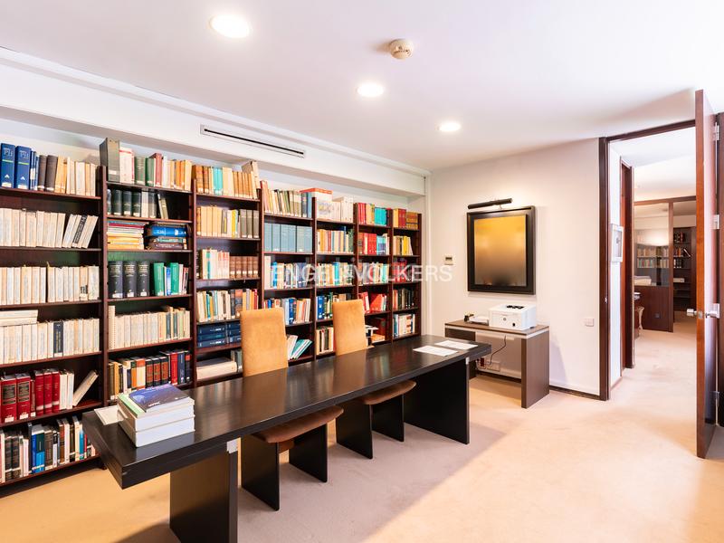 Foto 4fc91173-bafc-4424-9a9f-f45744d3f5d9. Oficina gran oficina con showroom en la zona alta en Barcelona