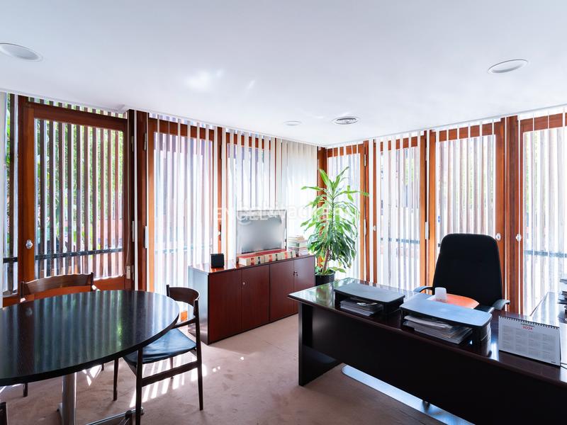 Foto 5eb26363-e279-4bf7-b90c-af139779443c. Oficina gran oficina con showroom en la zona alta en Barcelona