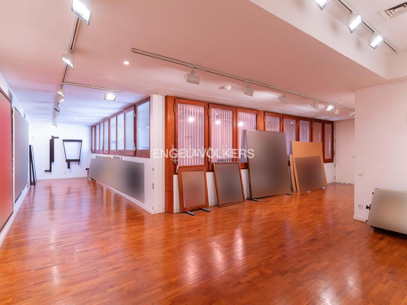 Foto 63199ea1-52dd-4d6d-9580-af9eb969fcb4. Oficina gran oficina con showroom en la zona alta en Barcelona