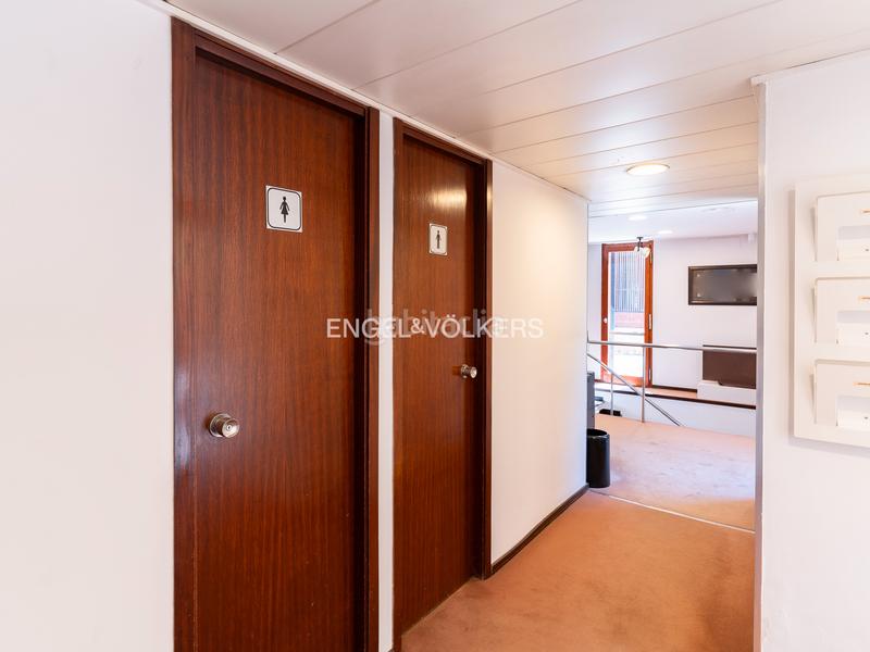 Foto 86ac1a11-a2e3-4b57-84de-6574251868df. Oficina gran oficina con showroom en la zona alta en Barcelona