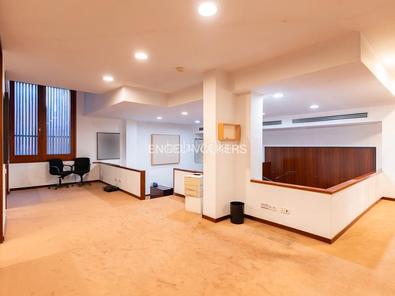 Foto ab5fda1c-9f98-472e-aeee-37adf31a4249. Oficina gran oficina con showroom en la zona alta en Barcelona