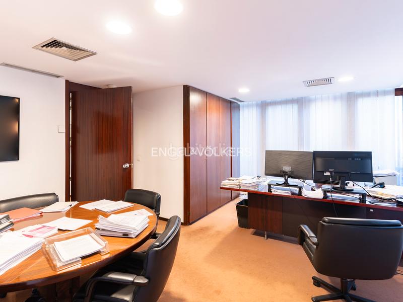 Foto b3b0b292-c47f-4df9-9ddc-c70aa7a29482. Oficina gran oficina con showroom en la zona alta en Barcelona