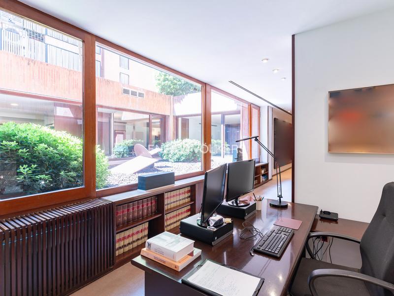 Foto b8292cbe-633b-4fa8-8f8d-eb79289ef557. Oficina gran oficina con showroom en la zona alta en Barcelona